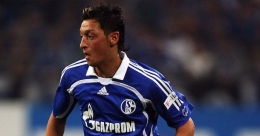 Mesut Ozil ketika bermain untuk Schalke 04. Foto: football365.com