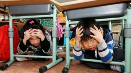 simulasi bencana Gempa Anak sekolah di Jepang (sumber gambar: https://travel.tribunnews.com/)