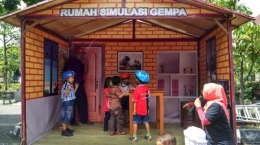 Anak-anak belajar melalui Rumah Simulasi Gempa milik BPBD DIY (sumber gambar: https://jogja.tribunnews.com/)