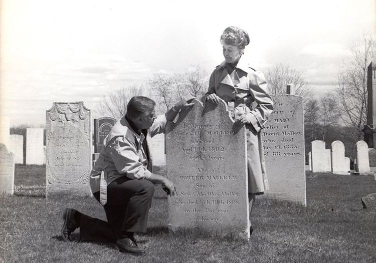 Ed dan Lorraine Warren di Union Graveryard (sumber: theoccultmuseum.com)