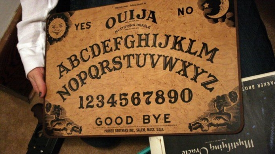 Gambar Papan Ouija (sumber: tribunnews)
