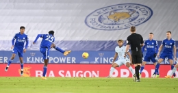 Aksi Wilfred Ndidi saat mencetak gol pertama untuk Leicester City pada laga melawan Chelsea. Foto: Getty Images via football.london