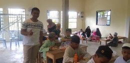 Foto ketika sedang berbagi bingkisan kepada murid di tempat belajar mengaji yang berada di Provinsi Trat (Dokpri)