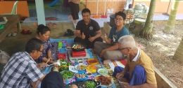 Foto ketika kami makan shabu-shabu bersama keluarga besar Bang Ni