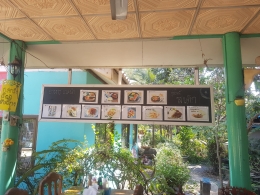 Foto menu makanan di tempat makan yang kami singgahi untuk makan siang.