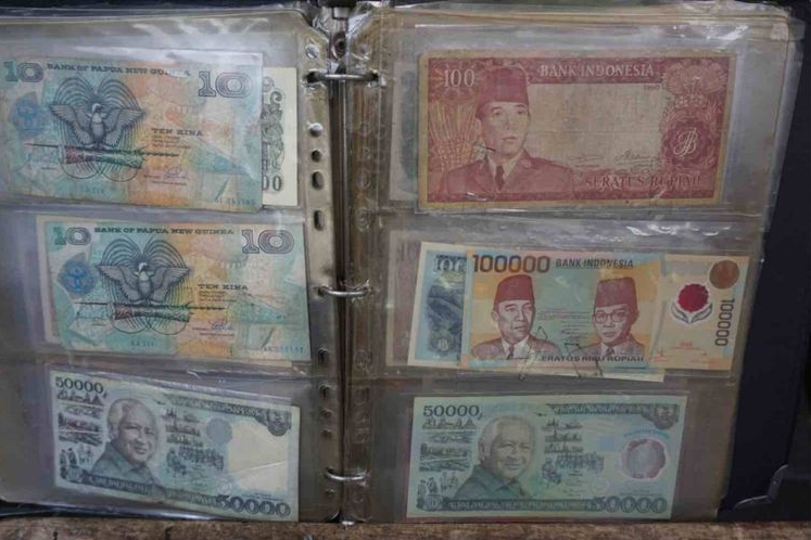 Syamsir (79), salah satu penjual uang kuno di kawasan Pasar Baru, Jakarta Pusat telah menekuni profesi tersebut selama 28 tahun. Dari menjual uang kuno, Syamsir bisa menghidupi serta menyekolahkan 7 anaknya hingga lulus bangku SMA, Senin (11/6/2018). (KOMPAS.com/DAVID OLIVER PURBA)