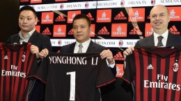 Pemilik AC Milan Yong Hong Li (tengah) dinilai telah bangkrut karena hutangnya/foto: AFP Photo: Miguel Medina