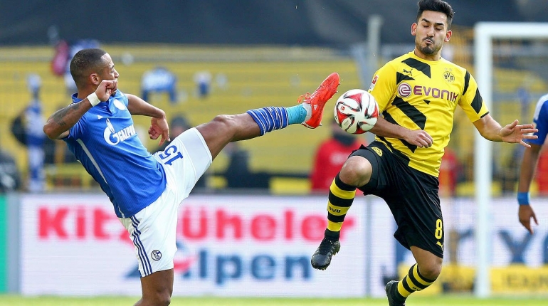 Ilkay Gundogan (kuning), saat berhadapan dengan pemain Schalke 04 (biru). Foto: dfb.de