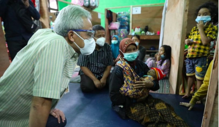 Gubernur Jateng Ganjar Pranowo Jagong Bayen saat mengunjungi pengungsi gunung Merapi di Balerante Klaten. Dok jpnn.com