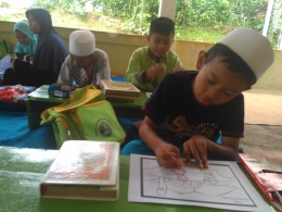 Gambar 2 Kegiatan Mewarnai Anak-Anak TPQ Syifaul Qulub | dokpri