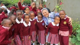 bersama anak-anak SD di Arusha Tanzania (dok pri) 