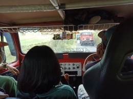 Karena jalanan begitu sempit, Jeep Bromo yang kami tumpangi berhenti sejenak untuk memberikan Jeep Bromo lewat (Dokpri)