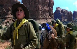 Indiana Jones kecil ketika berusia 13 tahun melakukan pengelanaan berkuda dalam film Indiana Jones and the Last Crusade. (Foto: indianajones.fandom.com)