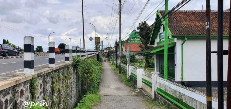 Posisi Cagar Budaya di tepi jalan lama posisi agak di bawah (dokpri)