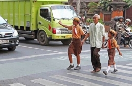 Menolong kakek menyebrang jalan (foto dari seluncur.id)
