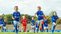 Anak-anak yang sedang bermain untuk akademi Schalke 04. Foto: schalke04.de