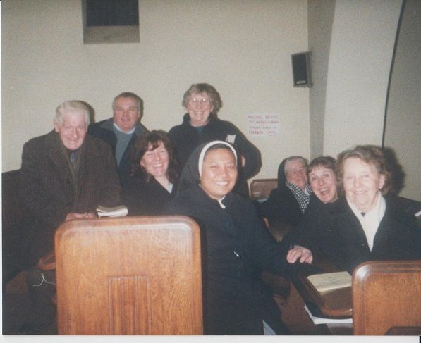 Bersama anggota koor sewaktu di England (dok pri)