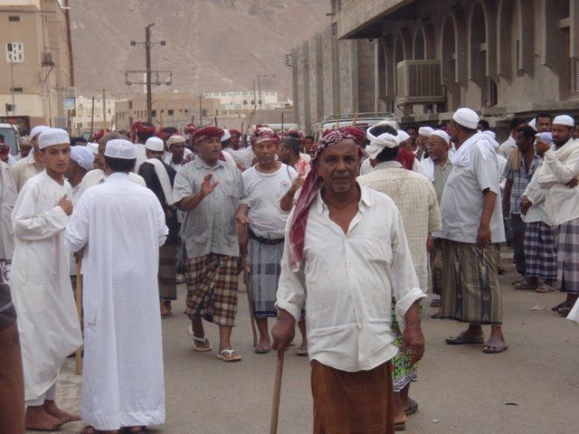 Masyarakat Arab-Yaman sebagian besar masih menggunakan sarung (al-fanshuri.blogspot.com)