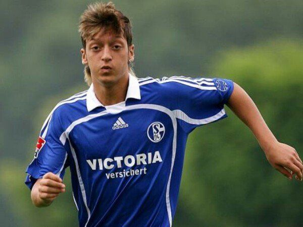 Mesut Ozil, ketika bermain untuk Schalke 04. Foto: Getty Images via ligaolahraga.com