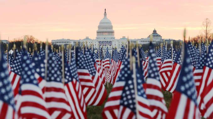 Ratusan ribu bendera AS ditanam di depan Gedung Capitol sebagai tanda kehadiran rakyat AS saat pelantikan Presiden terpilih Biden-Harris. Foto: CNBC.com.