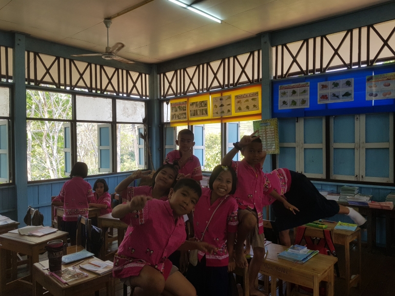 Foto wajah ceria murid-murid saya pada hari pertama saya mengajar mereka.