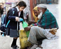 Seorang Anak yang Berbagi Sedekah Pada Orang Lain. Sumber Assajidin.com