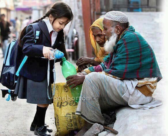 Seorang Anak yang Berbagi Sedekah Pada Orang Lain. Sumber Assajidin.com