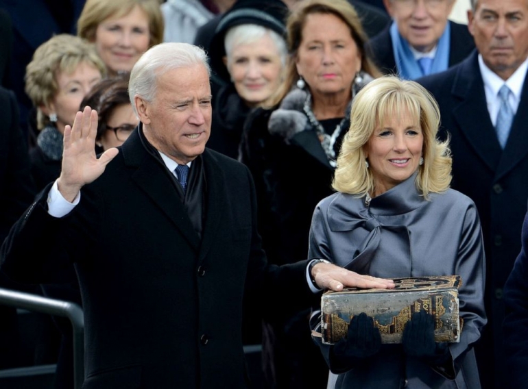 Presiden Joe Biden meletakkan tangan di atas Alkitab. (Foto: AFP)
