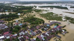 Kondisi bencana banjir padahari jum'at 15 januari 2021 pukul 17.07 WITA di provinsi Kalimantan Selatan dalam pantauan udara. (Sumber: aida greenbury on Twitter)