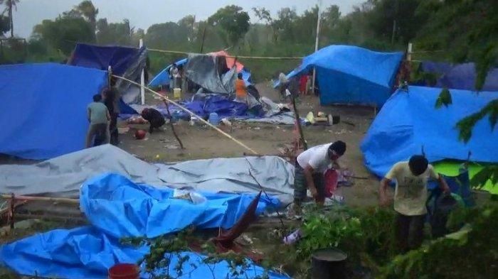 Tenda para pengungsi gempa Majene dilanda angin kencang (Tribun Medan-Tribunnews.com)