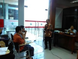 Mbah Gudel saat menyampaikan diskusi di Perpustakaan Bung Karno bersama Komunitas Muara Baca. Dok/pribadi