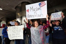 Warga AS yang Memprotes Kebijakan Larangan Warga Negara Muslim ke AS. Sumber: Associated Press