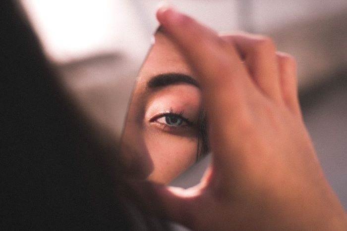 Ilustrasi orang bercermin (Pexels/Ismael Sanchez)
