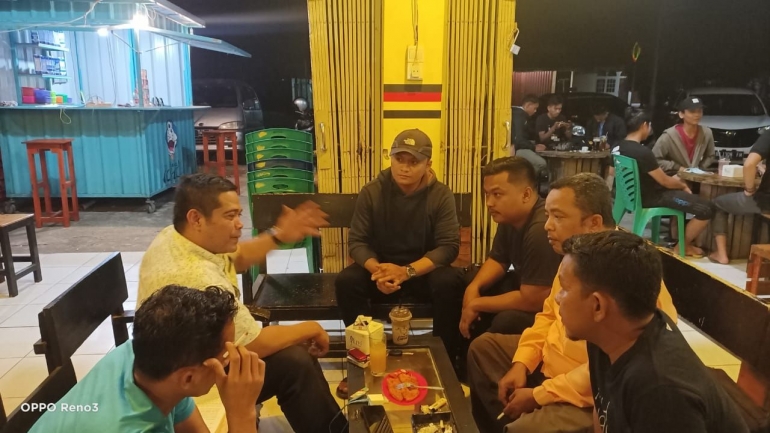 Anggota DPRD Padang Pariaman Januar Bakri melakukan pertemuan dengan sejumlah anak muda yang ikut melarang adanya tambang di nagarinya. (foto dok heru)