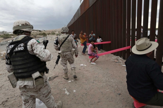 Patroli Tentara Meksiko di Dekat Teeter-Totter Wall | theobjective.com 
