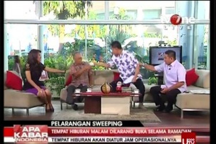 Munarman menyiram secangkir air ke wajah Tamrin Amal Tomagola, saat keduanya hadir sebagai narasumber pada acara Apa Kabar Indonesia Pagi yang disiarkan langsung oleh TVOne, Jumat (28/6/2013).(useetv.com) via Kompas.com