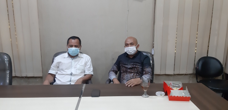Kades Sukatani, Asep Sumpena (kanan) dan Ketua Komisi IV DPRD Purwakarta, Said Ali Azmi (kiri)/dokpri