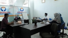 Pertemuan antara Ombudsman Sumbar dengan Kepala SMKN 2 Padang untuk mengkonfirmasi kasus penerapan peraturan jilbab bagi siswi non-muslim (suarasumbar.id/ dok: klikpositif.com).