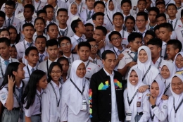 Presiden Joko Widodo bersama puluhan siswa siswi OSIS SMA berprestasi se-Indonesia di Istana Bogor, Jawa Barat, Kamis (3/5/2018). (KOMPAS.com/Ihsanuddin)