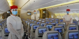 Awak kabin Emirates gunakan alat pelindung diri saat bertugas di pesawat (Dok. Emirates via Kompas.com)