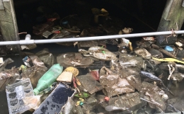 Tumpukan sampah bekas banjir di salah satu sudut pemukiman warga di Banjarmasin (pic: rita mf jannah! 