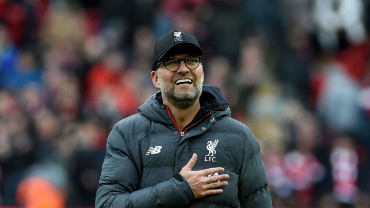 Klopp tertawa bahagia kala kesebelasan besutannya menang (Foto: AFP)