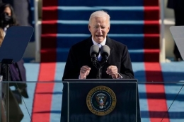 Presiden AS Joe Biden berpidato pada upacara pelantikannya di Gedung Capitol, Washington DC, Rabu (20/1/2021).(AP via VOA INDONESIA)