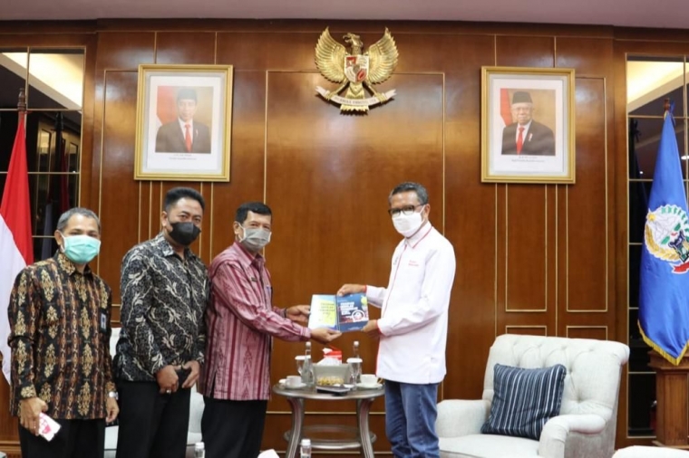 Penyerahan Booklet dan FAQ PSP kpd Gubernur Sulsel (dokpri)