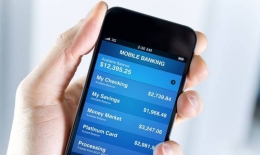 Manfaatkan teknologi mobile banking untuk bertransaksi. Gambar: cermati.com