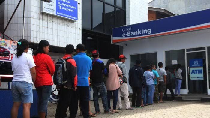 Ilustrasi antrian di ATM. Gambar: Tribunnews.com