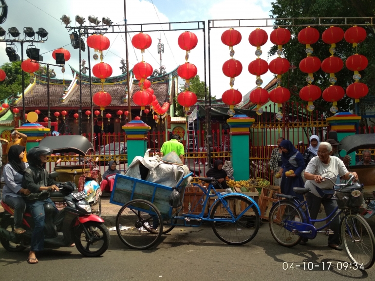 Kesibukan di zona luar Pasar Kranggan menjelang Perayaan Tiong Ciu sebelum pandemi Covid-19. Sumber: Dokumentasi pribadi Penulis/Blogger.
