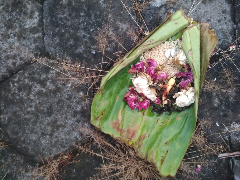 Kadang-kadang pedagang tertentu menabur bunga di trotoar atau bagian tertentu Pasar Kranggan. Berasal dari tradisi Hindu Jawa. Lumrah dan telah menjadi kebiasaan di Pasar Kranggan. Sumber: Dokumentasi pribadi penulis/blogger.