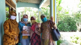 Mahasiswa UNS bersama Bu Kadus dan dua pegawai Dinas Sosial Kabupaten Magelang  setelah melakukan sosialisasi terkait pembuatan masker 