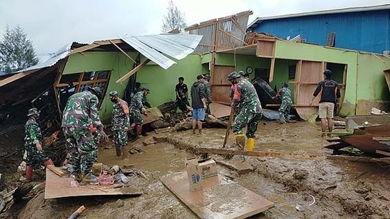 TNI saat membantu warga korban longsor dan banjir di papua (Dokpri)